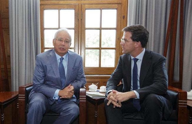 Malaysian, Dutch PMs discuss measures to secure MH17 crash site - ảnh 1